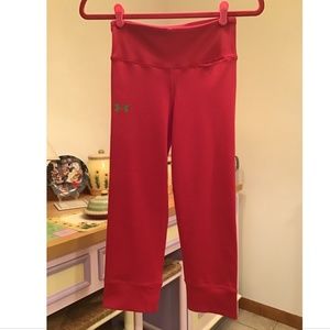 New UNDER ARMOUR Heat Gear size SMALL Cropped YOGA/ GYM PANTS/LEGGINGS- FUSCHIA